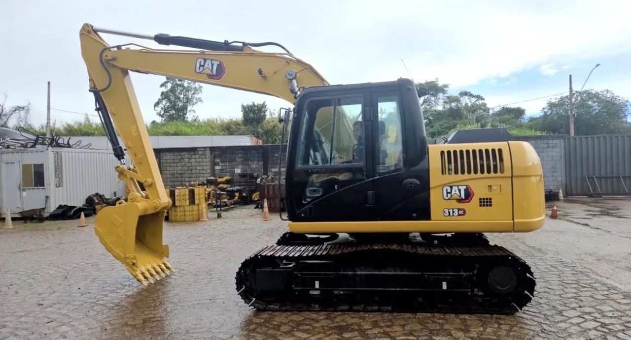Escavadeira Caterpillar 313 GC  ano 2023, com 7.700 horas e ar condicionado, em MG