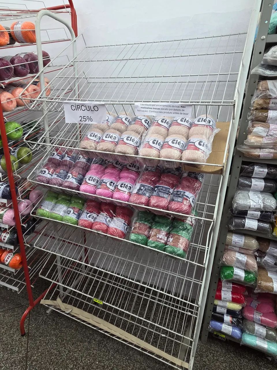 Expositor aramado linhas de crochê