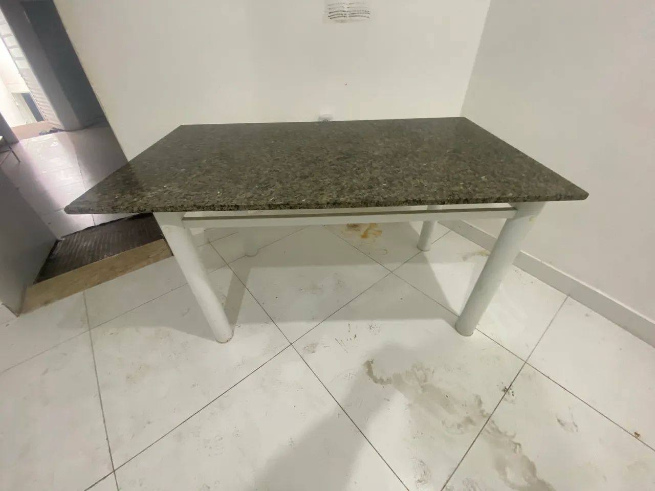 Mesa com tampa de mármore