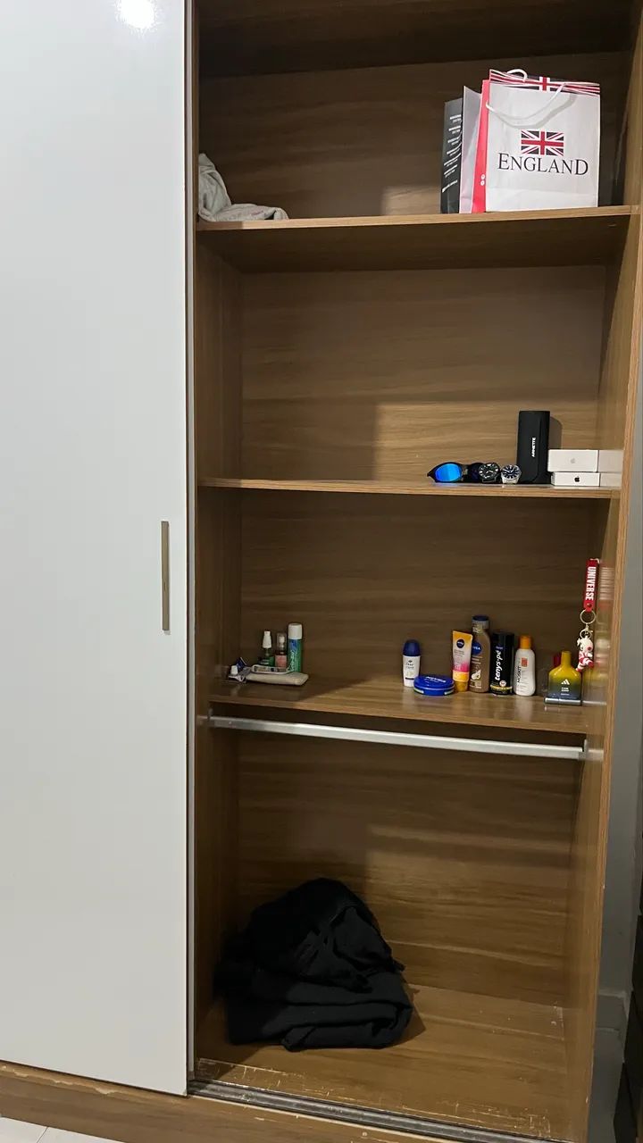 guarda-roupa grande, espaçoso e bem dividido  - Foto 4