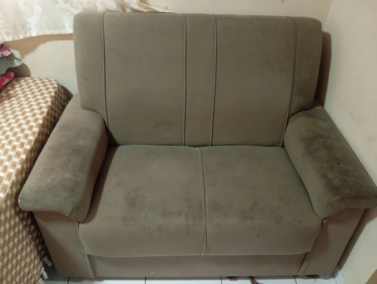 Vendo sofá com ótima estrutura e só falta higienizar - Foto 2