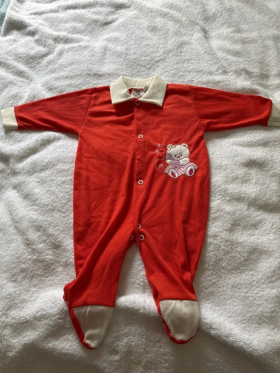 Macacão bebê TAM GR com pé vermelho e bege 
