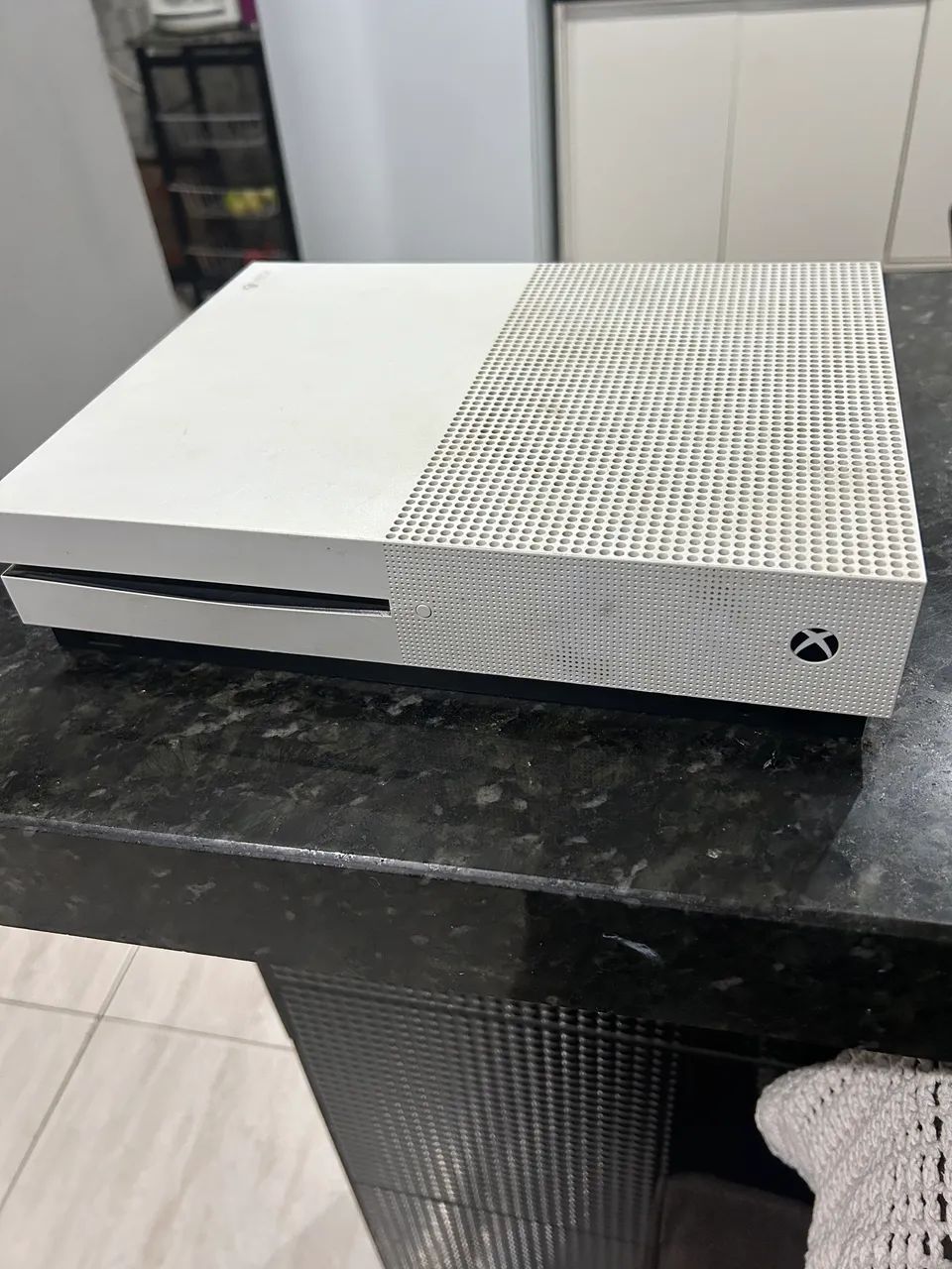 Xbox One 1TB funcionando perfeitamente com detalhes 