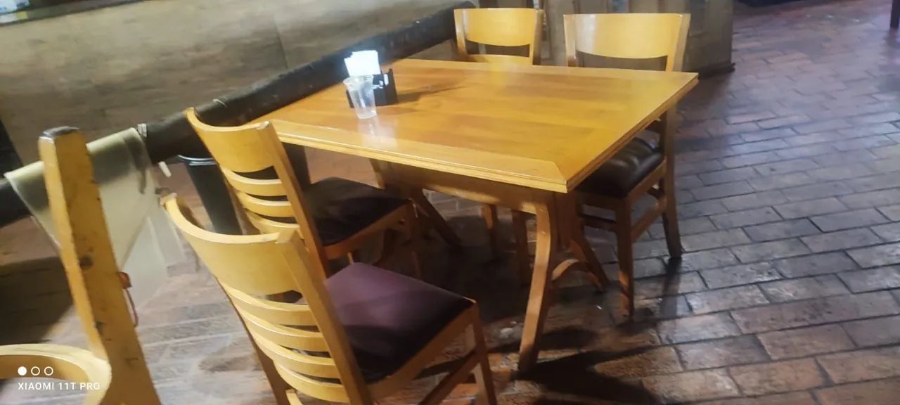 Mesa com 4 cadeiras. Móveis Brum. Tenho vinho e preta.  - Foto 2