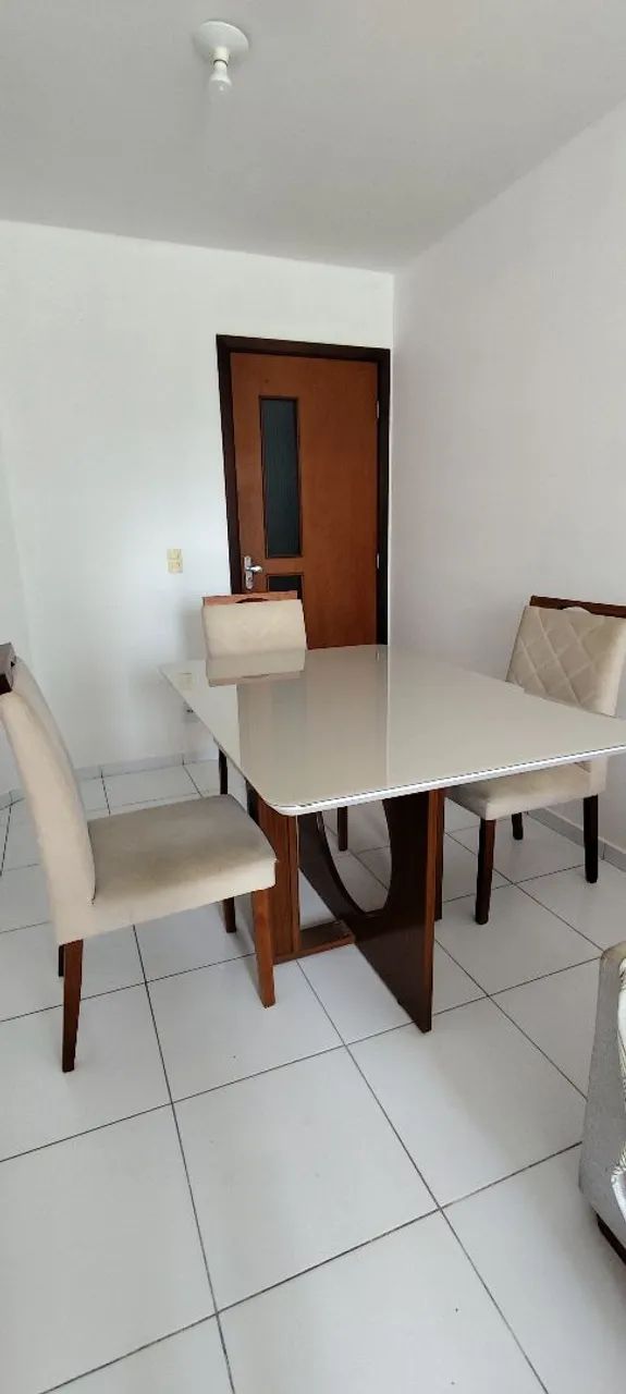 Mesa de jantar com tampo de vidro, base de madeira com três cadeiras 