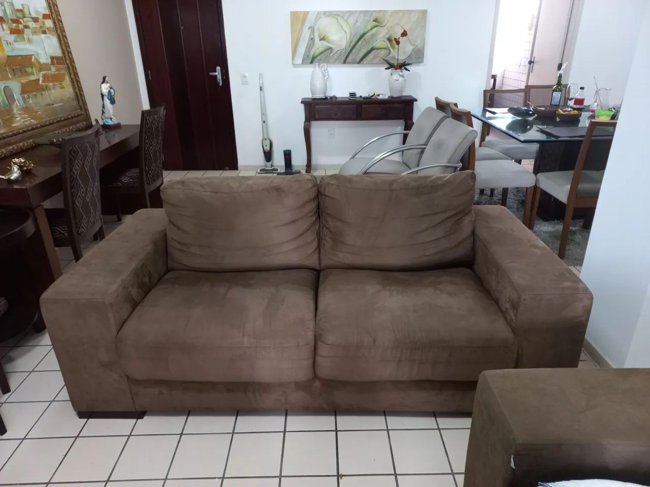 Sofá confortável com dois lugares 