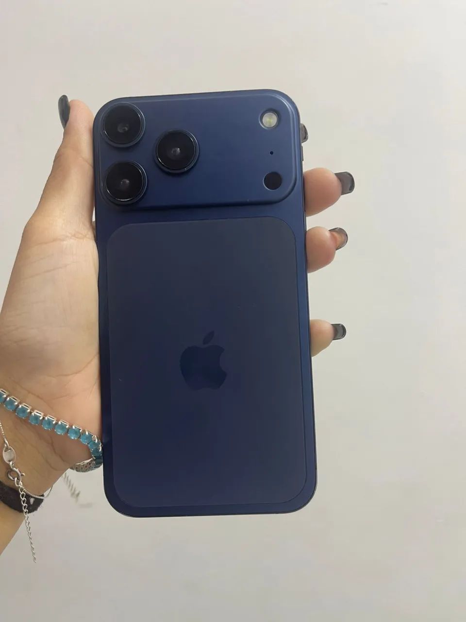 iPhone 11 montado no 17
