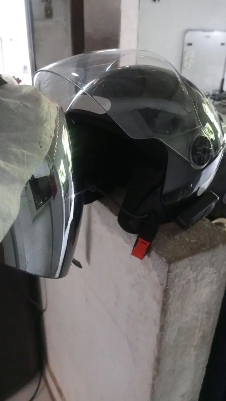 Capacete com viseira cromada e fone