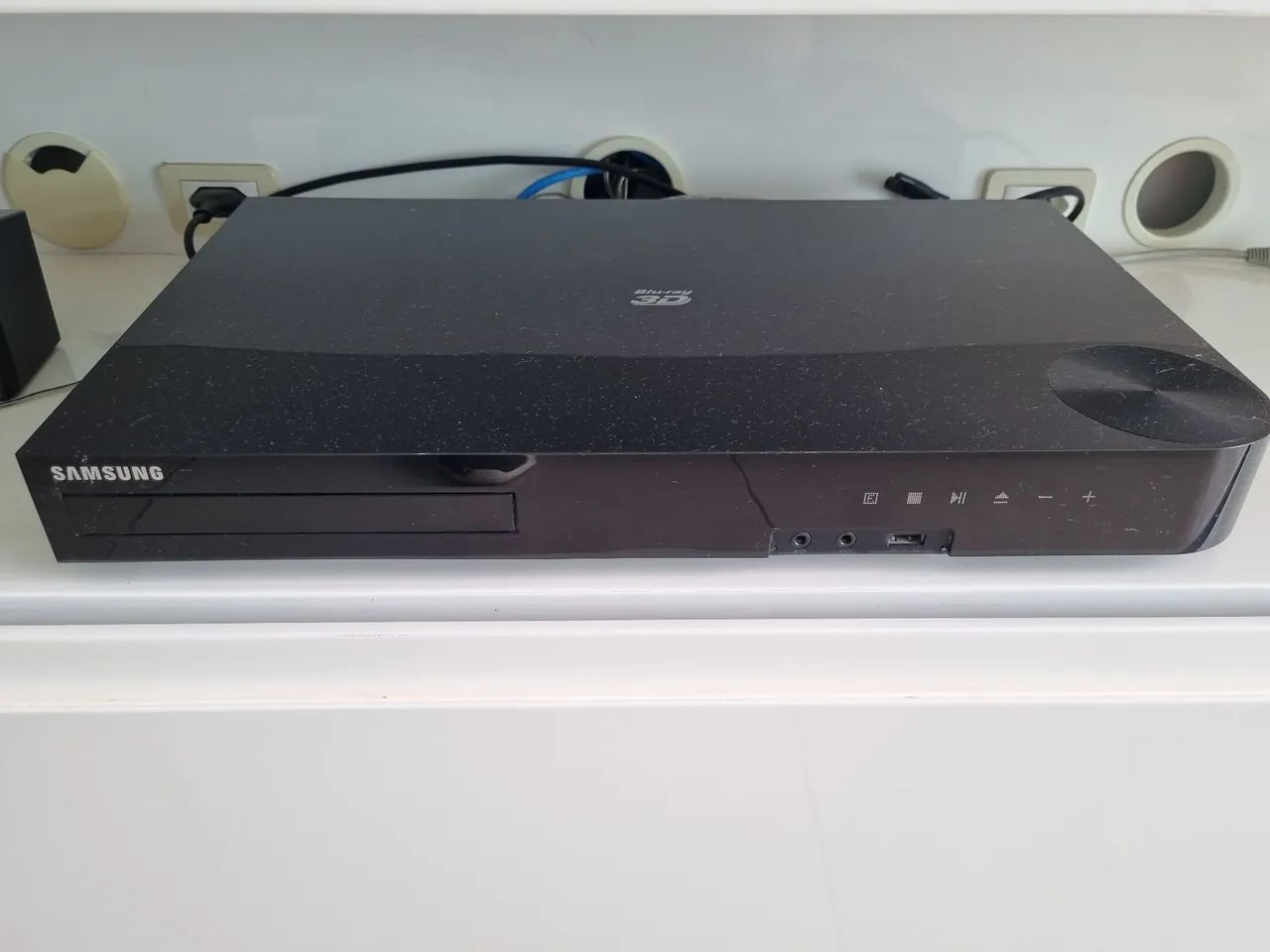Blue-ray 3D com home theather com 5 caixas e um subwofer, as caixas traseiras é wifi.