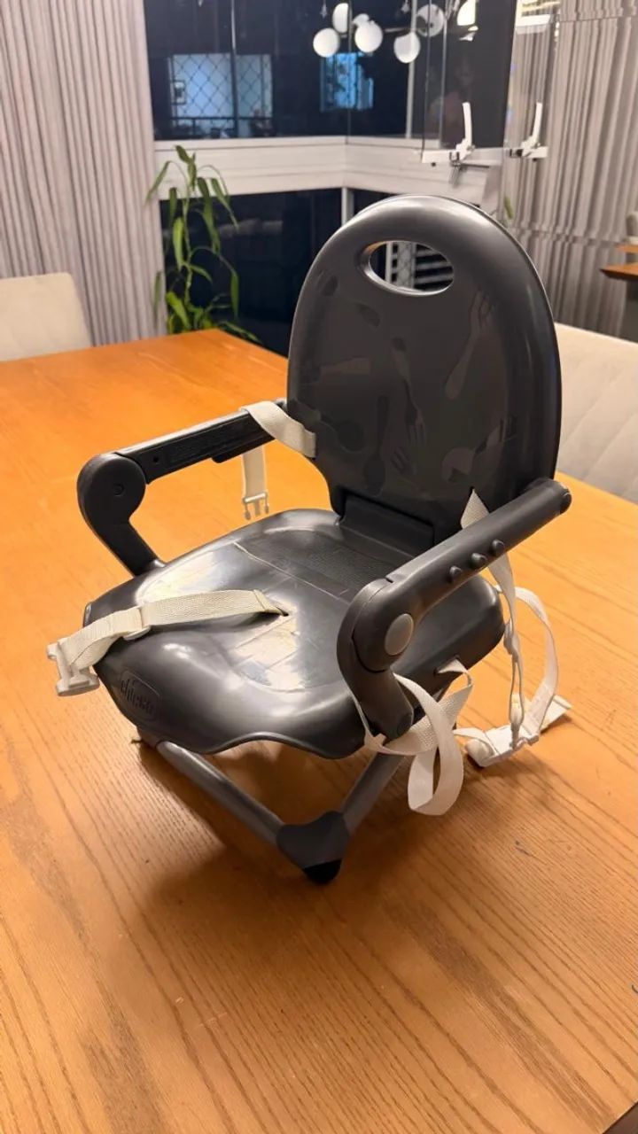 Chicco Portable Pocket Snack Feeding Chair in Gray