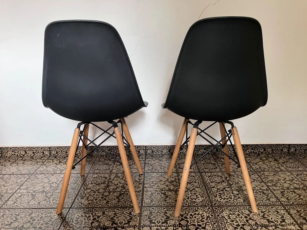 2 cadeiras de plástico/madeira