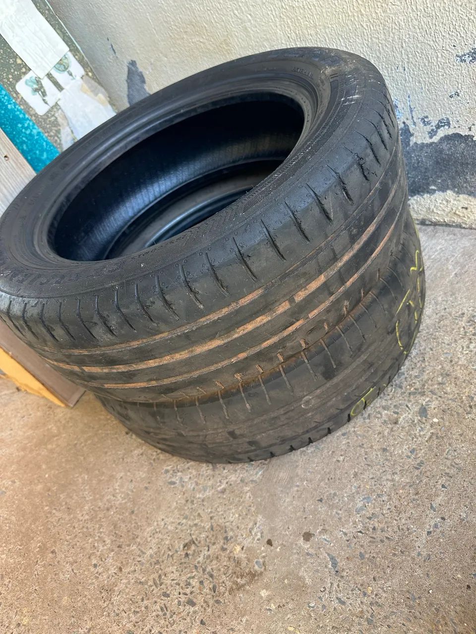 Vendo 1 Pneu roda 15