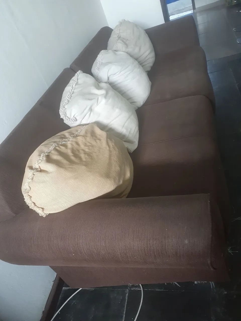 Vendo  , sofá  formado   com almofadas soltas..
