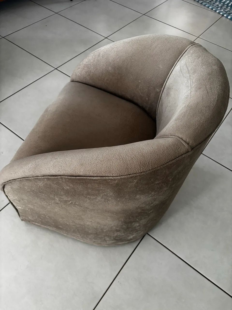 Poltrona Concha em Tecido Suede Bege  - Foto 3