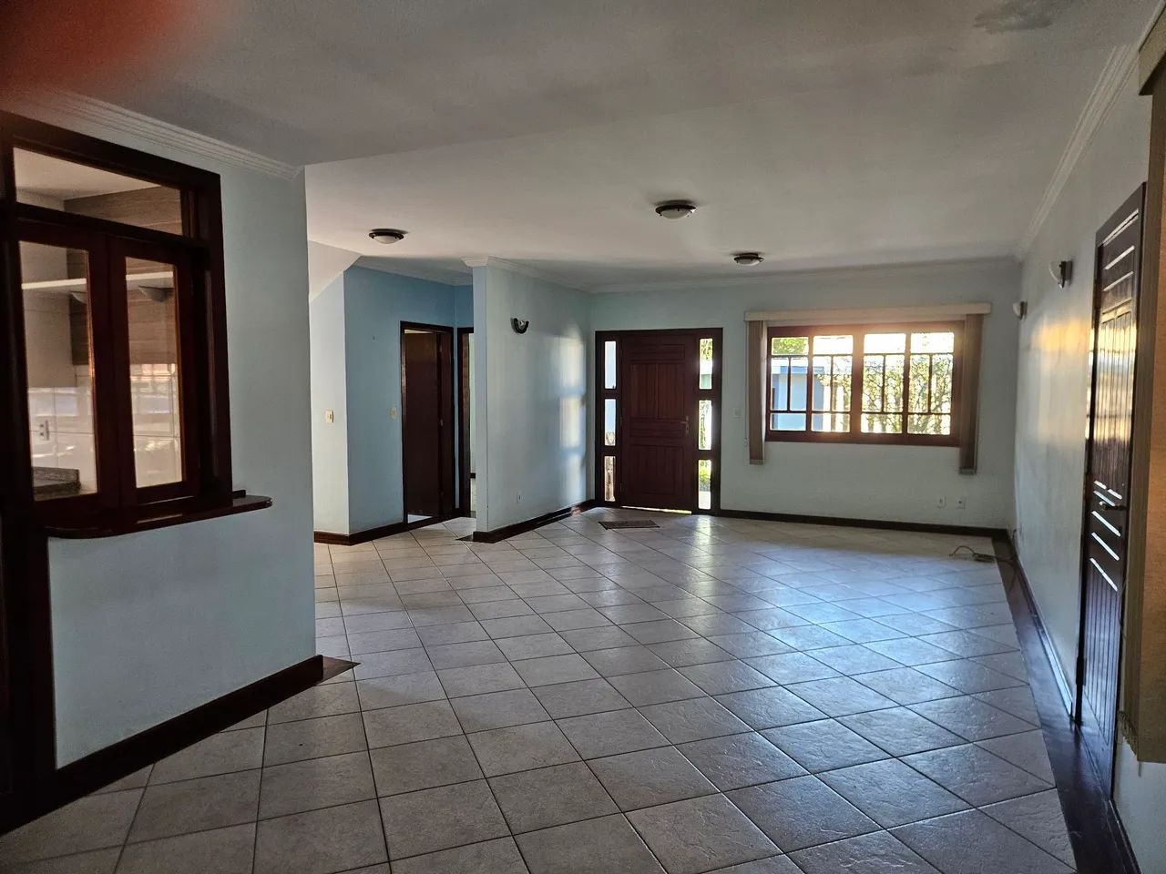 Ótimo dúplex, 05 quartos sendo 01 térreo, acabamento rústico Riviera Fluminense Macaé RJ.