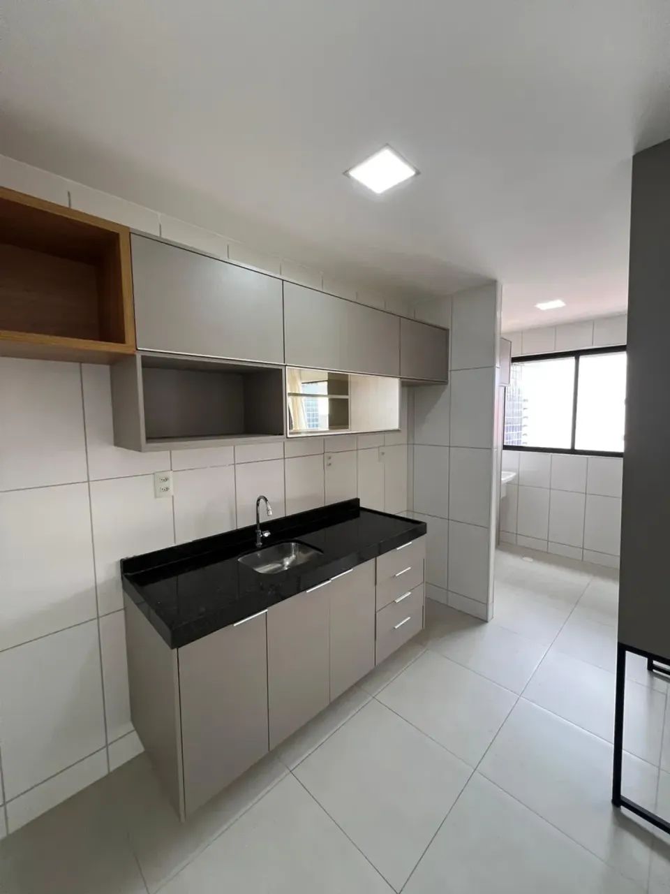 ALUGO - 2/4 QUARTOS COM MOVEIS FIXOS - VARANDA - PONTA VERDE - Foto 3