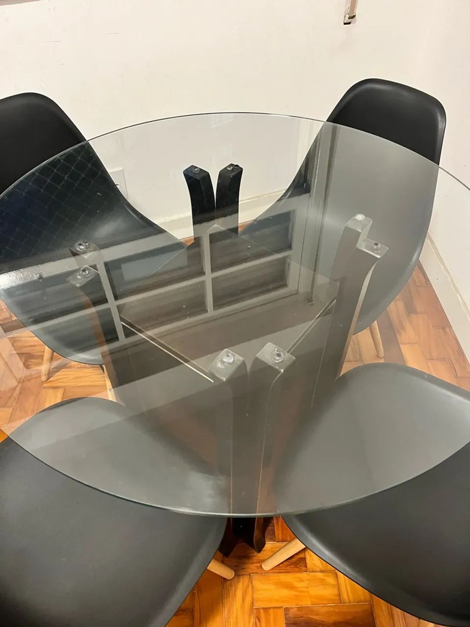Mesa tampo de vidro + 4 cadeiras eames - Foto 2