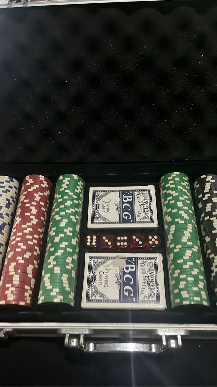 Maleta de Poker Profissional, 300 Fichas numeradas Holográficas, 5 Dados. - Foto 3