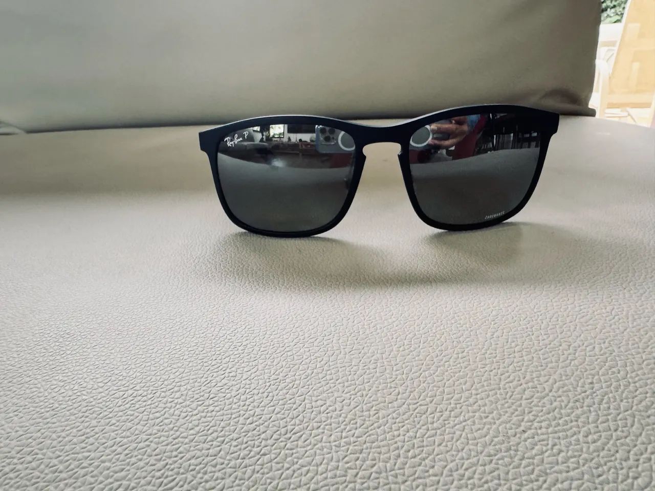 óculos de sol Ray-Ban RB4264 com hastes pretas e lentes polarizadas