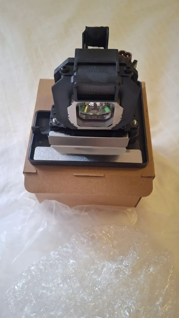 Projetor Panasonic PT-AE2000U 400h Lâmpada Original Mais Reserva - Foto 5