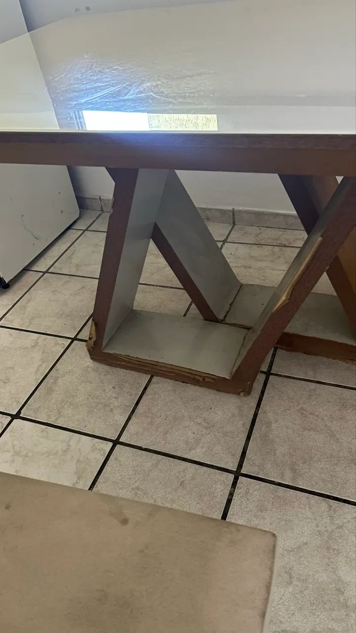 Mesa de madeira com tampo de vidro - Foto 3
