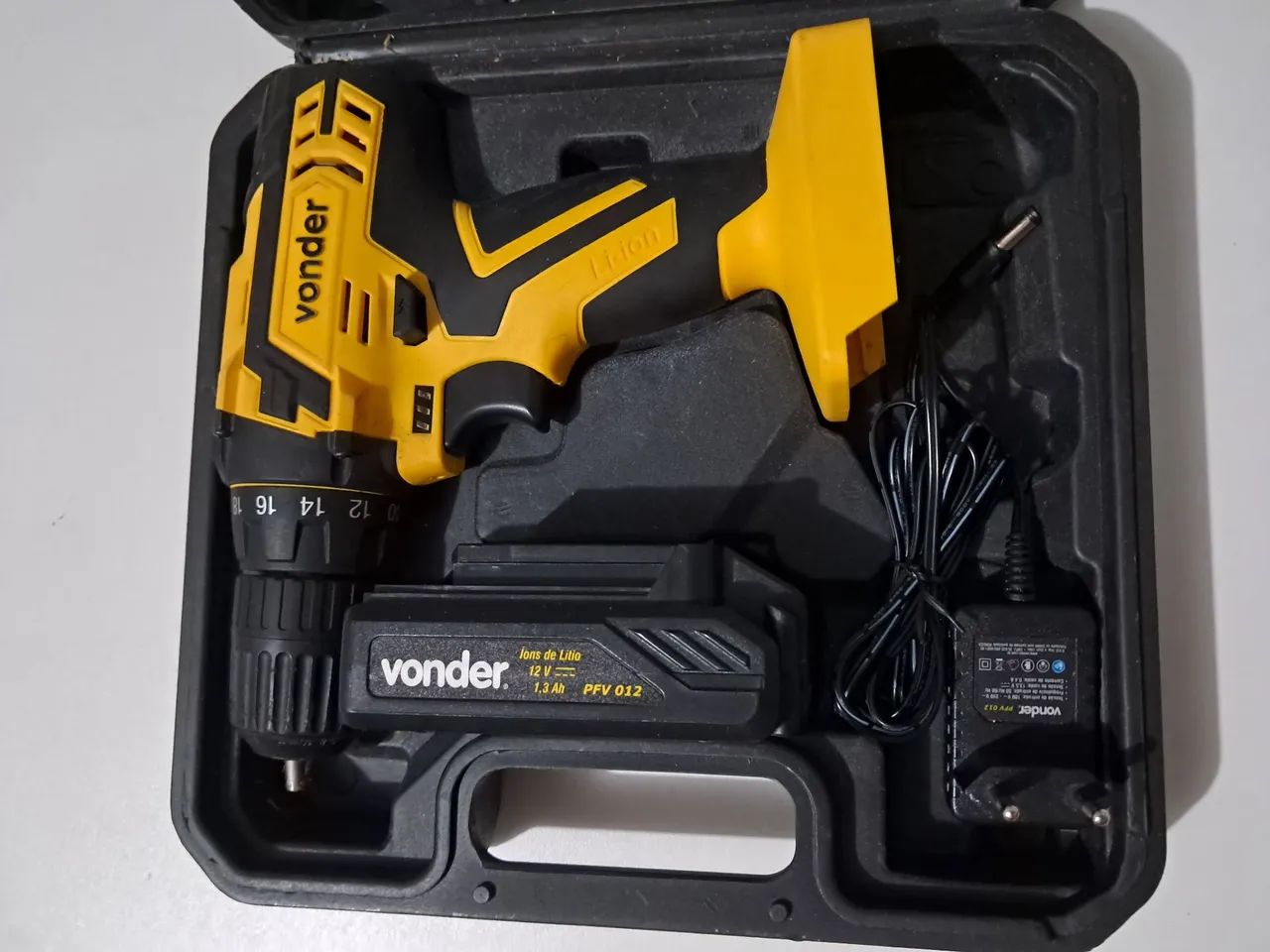 Vendo parafusadeira a bateria 12v semi nova