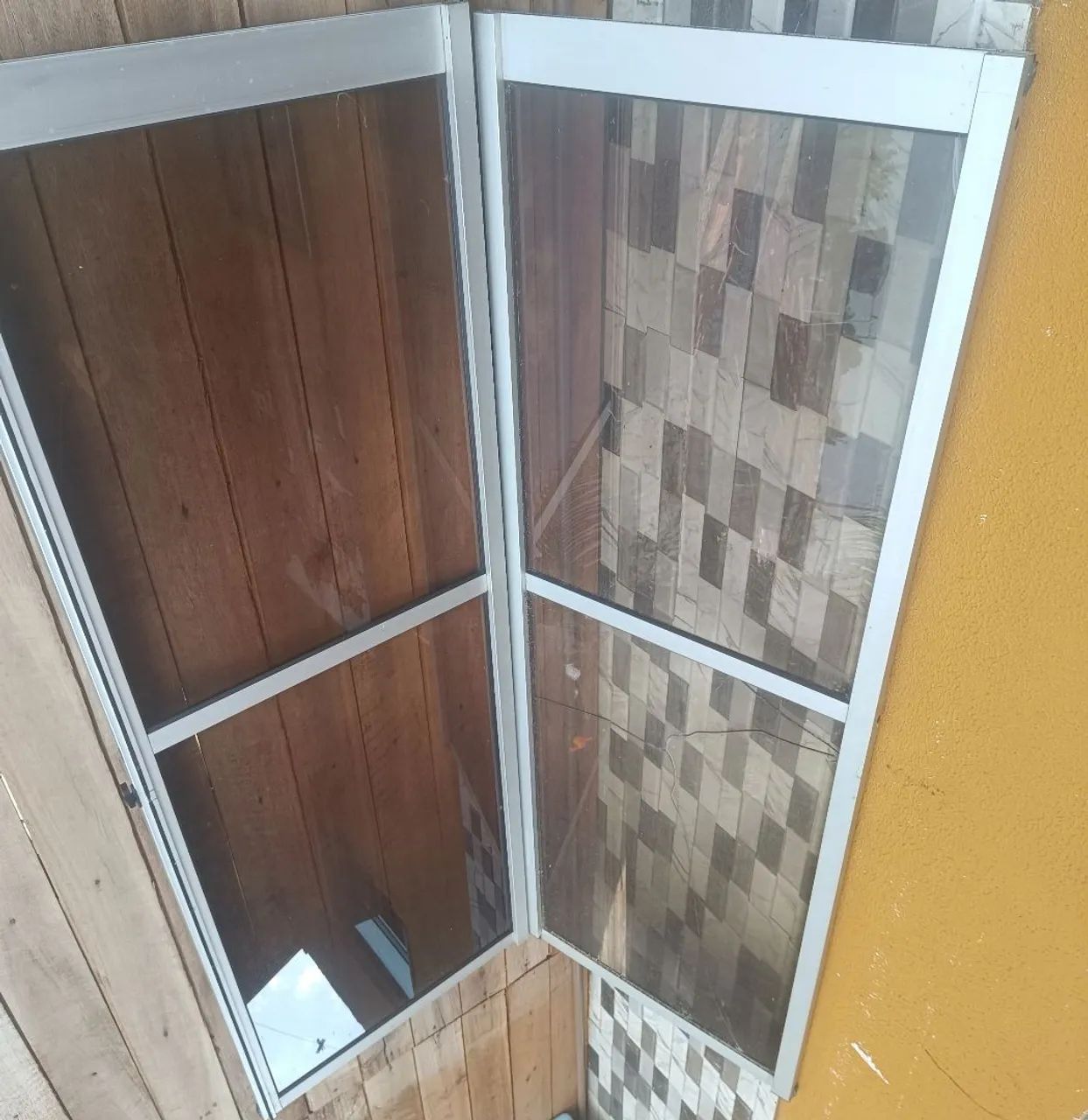 Porta de correr em esquadria de alumínio 