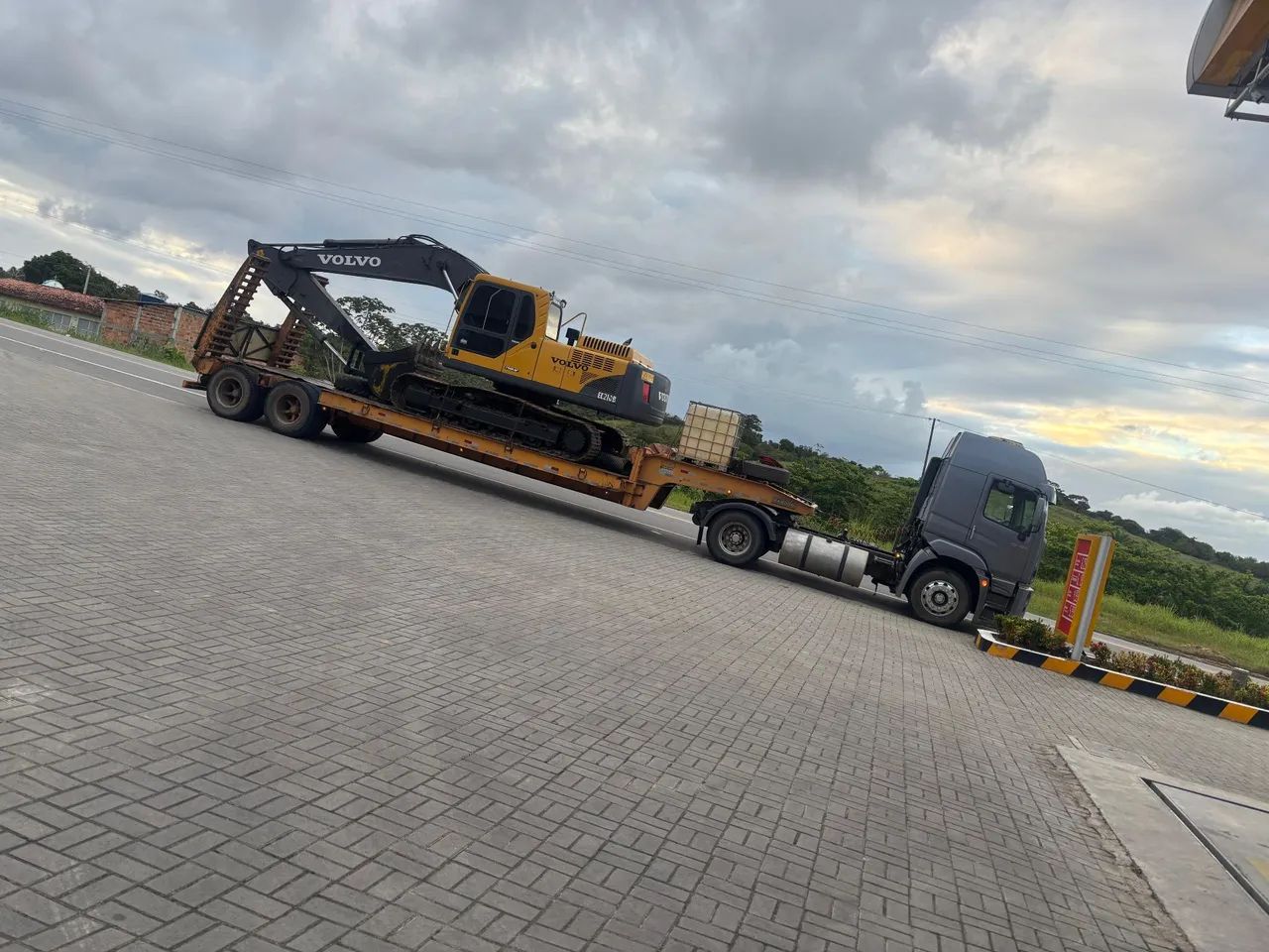 Locação de carreta prancha para transporte de máquinas pesadas  - Foto 4
