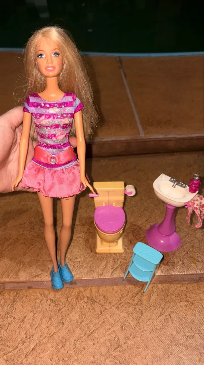Barbie babá - ensinando a usar o vaso