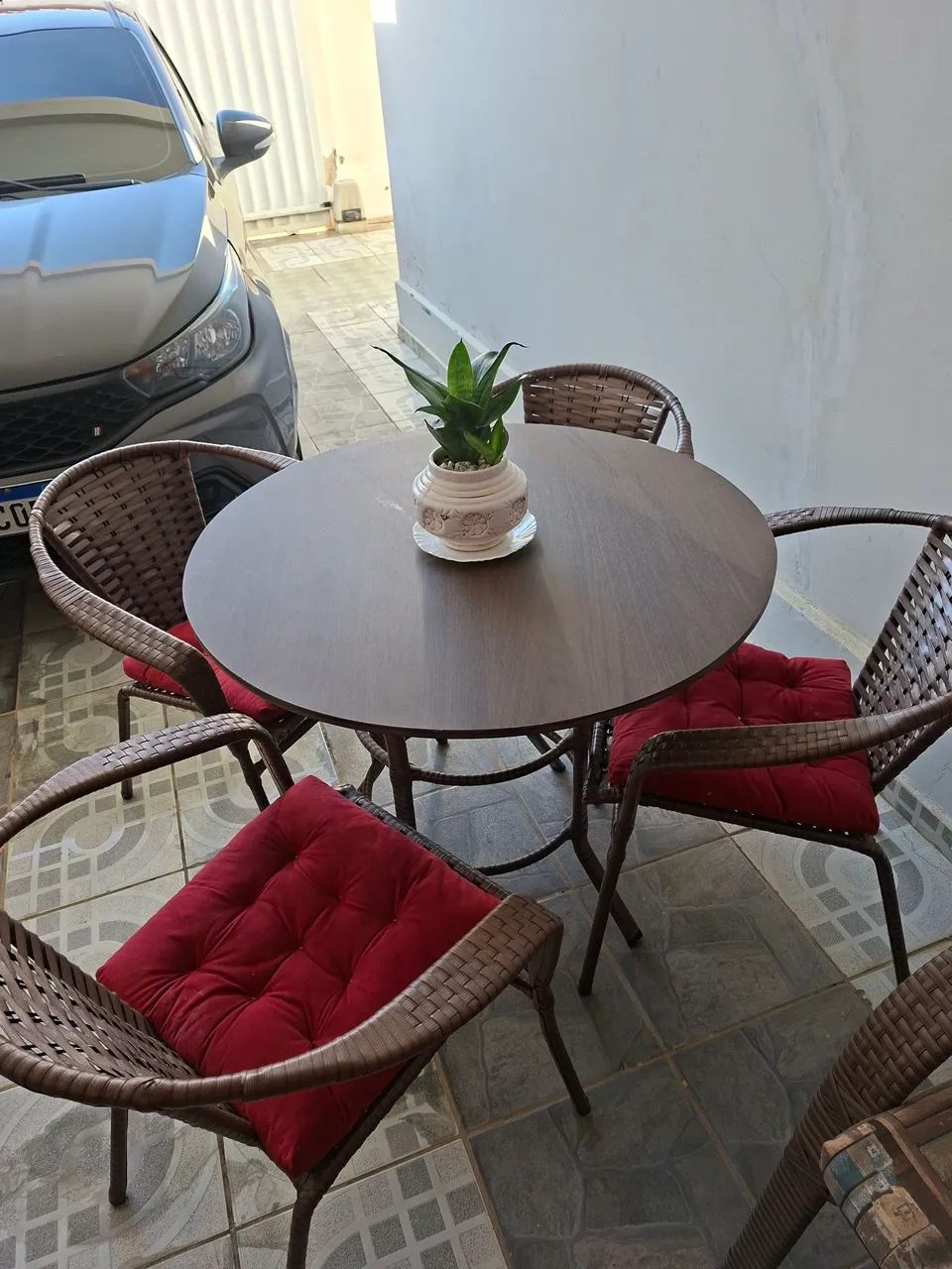 Vendo mesa com 4 cadeiras e almofadas