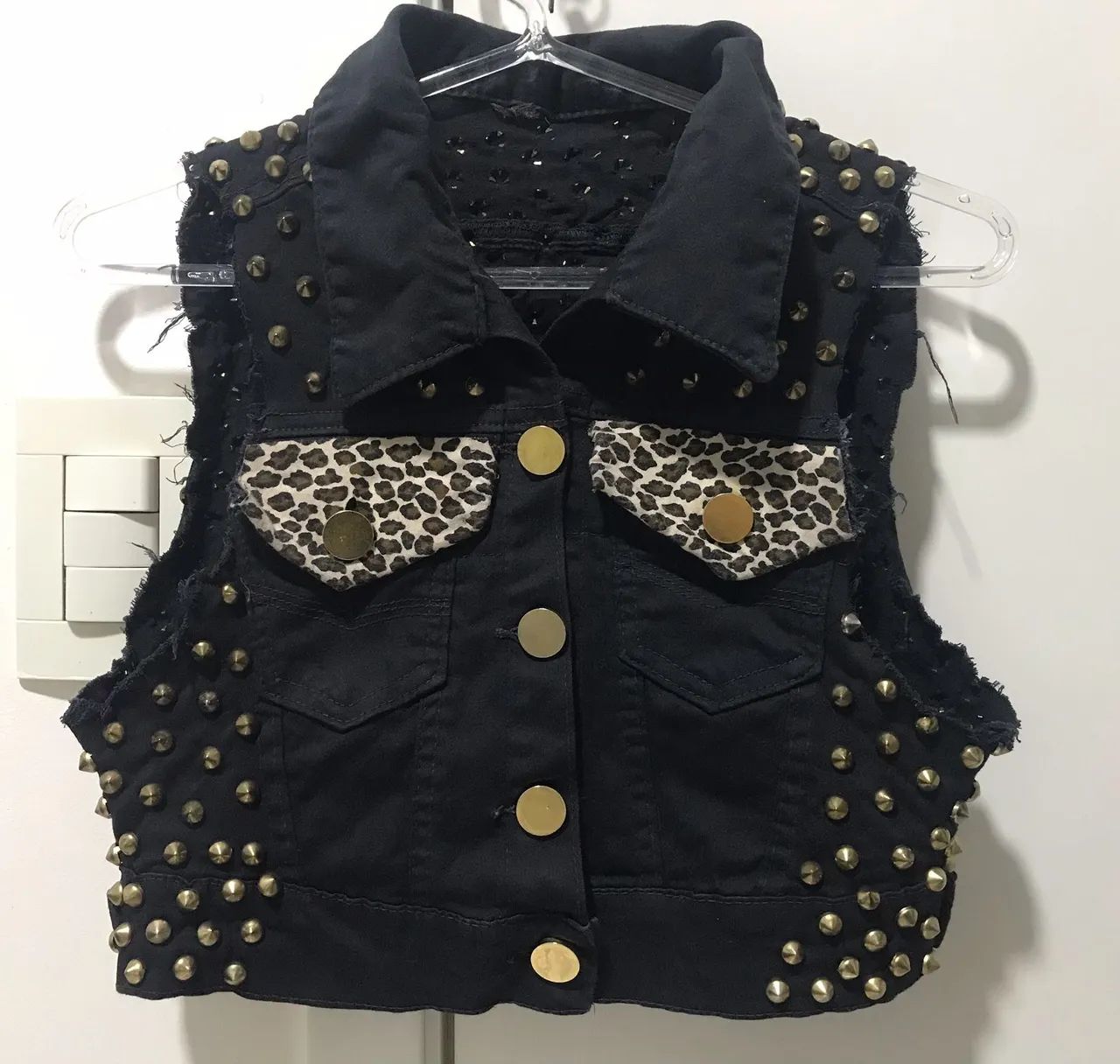 Colete com Spikes Dourados - Foto 5