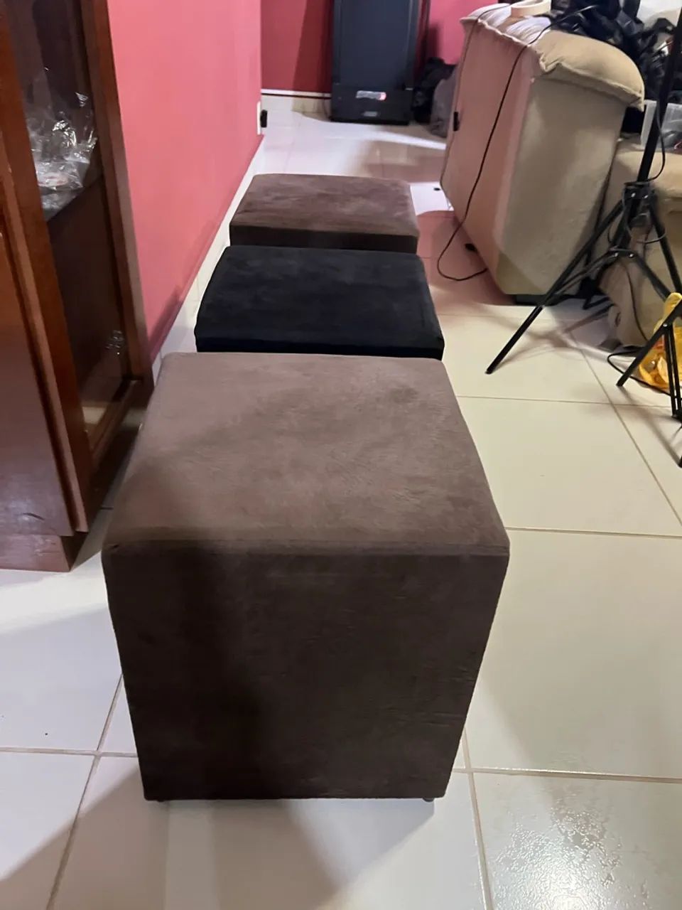 KIT COM 3 PUFS PRETO E MARROM  - Foto 3