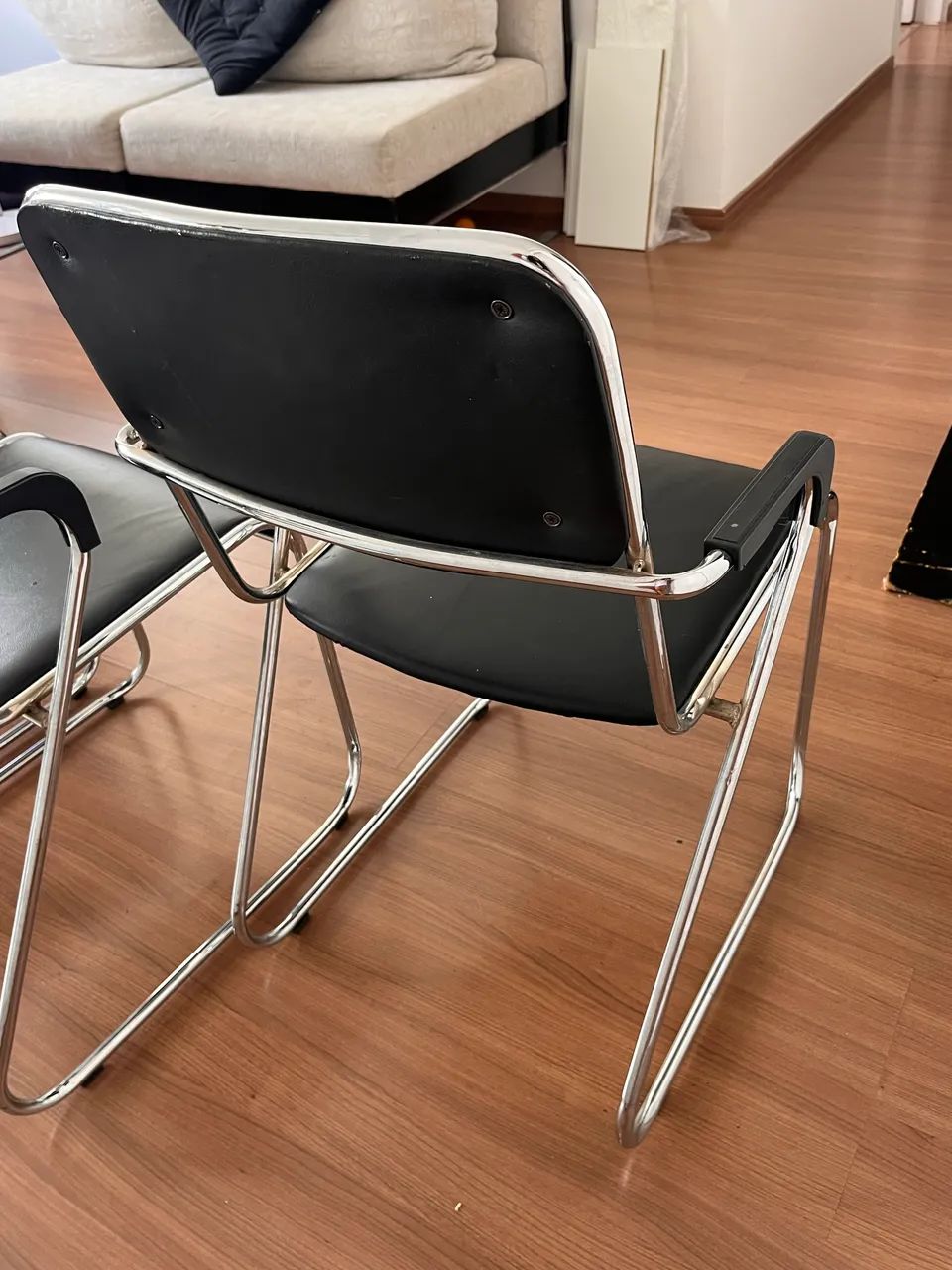 Conjunto escritório - 2 mesas em L, 3 cadeiras e 1 gaveteiro  - Foto 6
