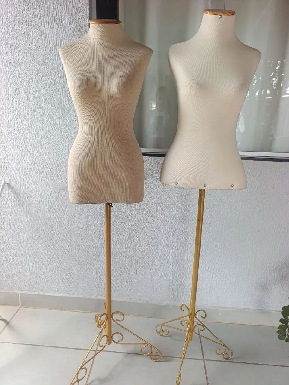 Kit Maniquim com pé de ferro dourado 