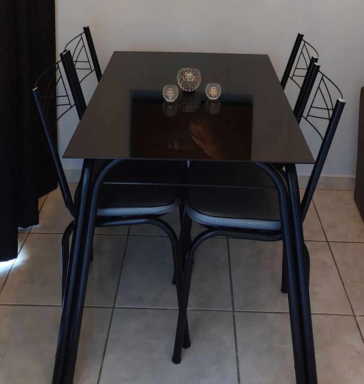Mesa de vidro preto com 4 cadeiras 