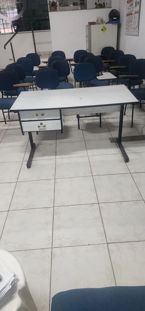 Escrivaninha com 2 gavetas 