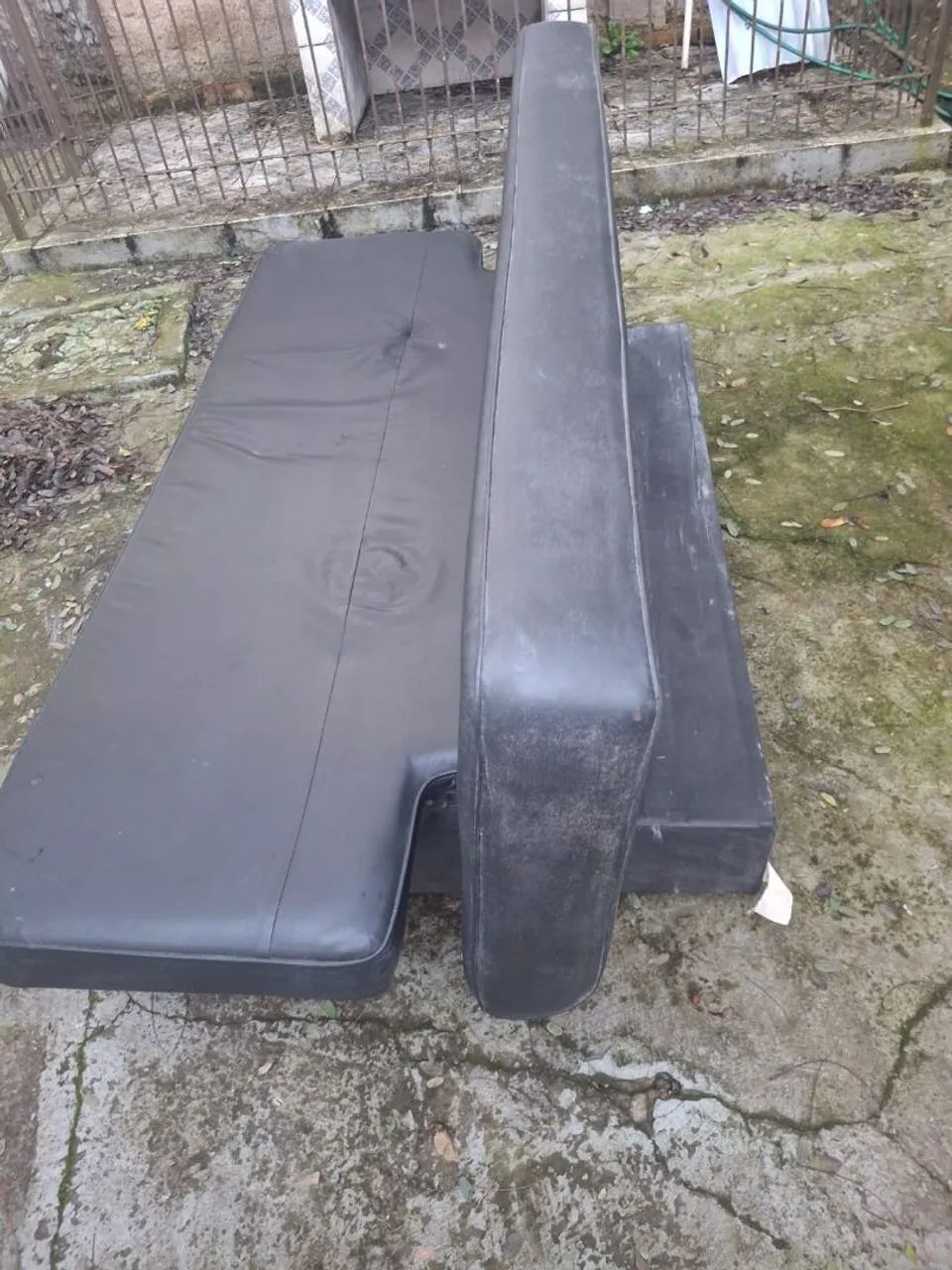 Vendo sofá cama de couro em bom estado. - Foto 3