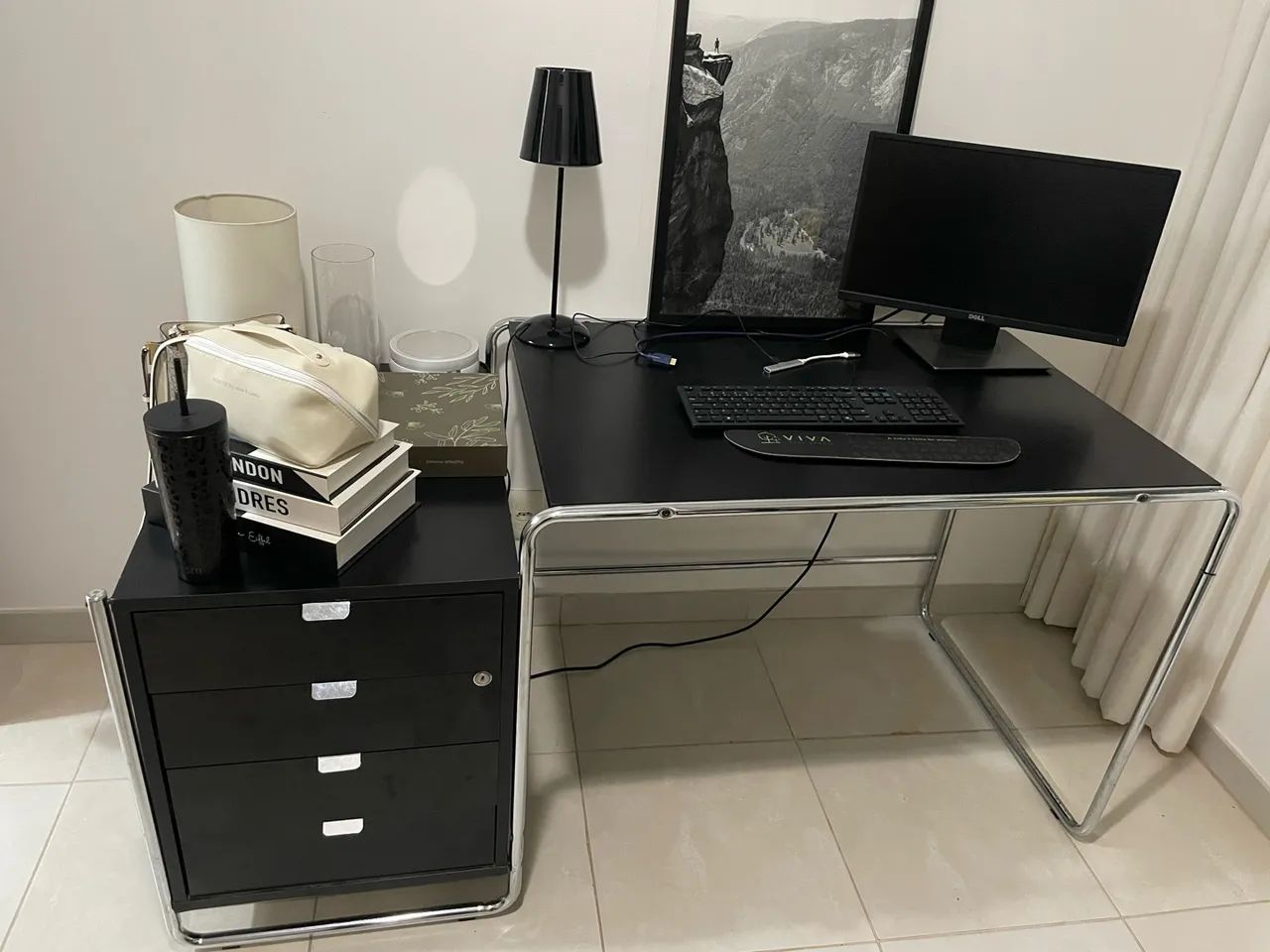 Mesa de escritório com 4 gavetas