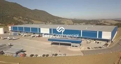 Galpão de 6.400 m² em Extrema com 7 docas