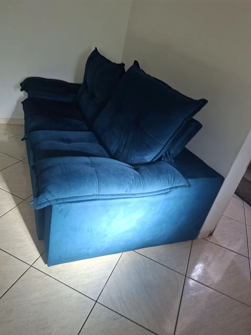 Vende-se sofá azul em suede semi novo  - Foto 2