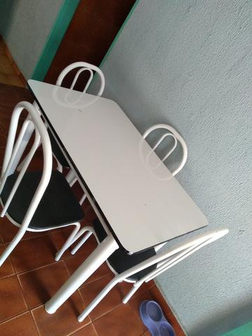 Mesa branco e preto 4 cadeiras - Foto 2