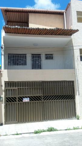 Casa com 3 suítes, churrasqueira e piscina