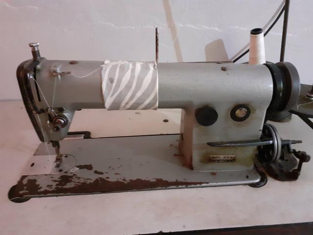 Máquina de costura reta