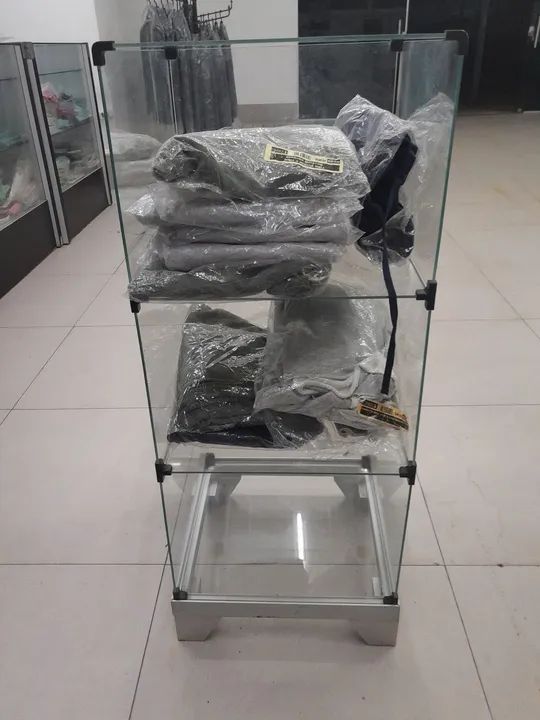 Balcao modulado de vidro com base de aluminio