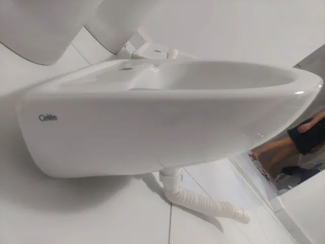  Duas pias de banheiro com coluna integral  - Foto 2