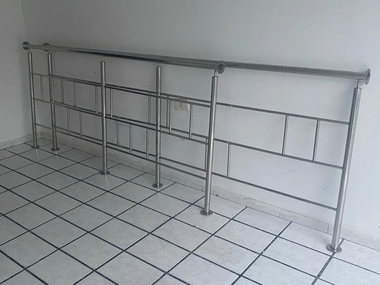 Dois guarda corpo inox com as medidas de 2;35 e o outro 2:85