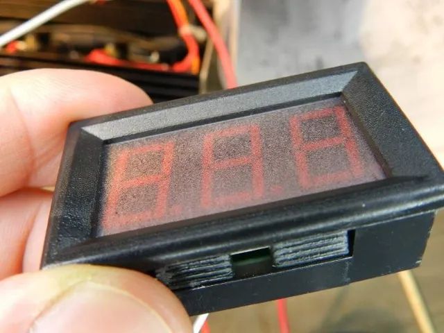 Mini Voltimetro 12v visor digital vermelho automotivo medidor bateria
