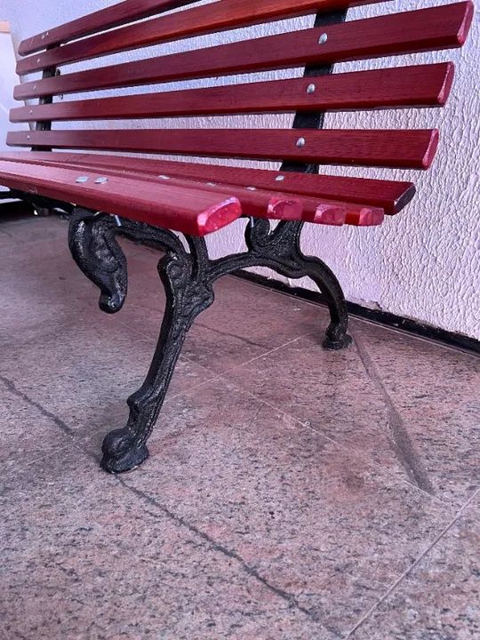 Banco de madeira maciça resistente a sol e chuva para condomínios, praças e jardins - Foto 2