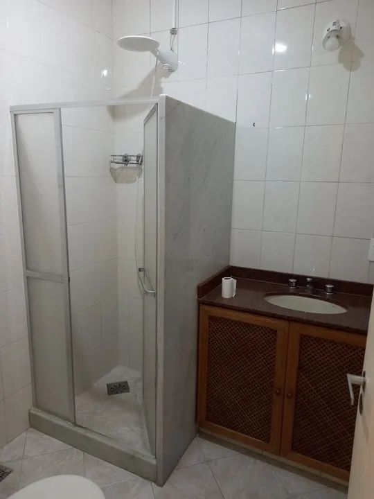 Cuba, torneiras e armário de banheiro