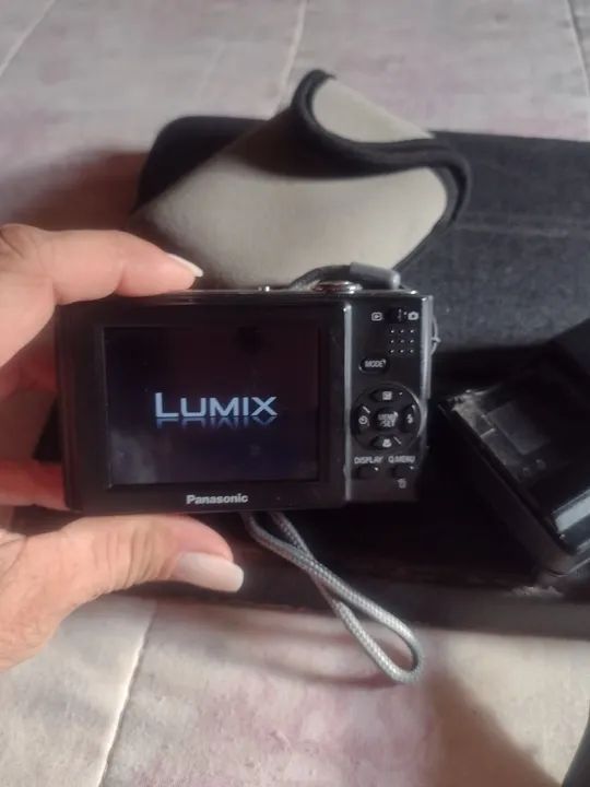 Câmera Digital Panasonic Lumix com 10 Megapixels e Zoom Ótico 4x